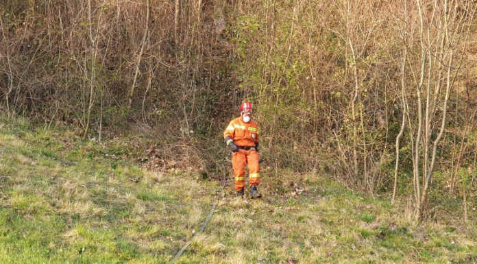 Principio d’incendio a Carenno, intervento dei volontari antincendio