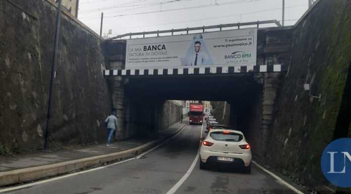 Lecco. Camion fermo in via Amendola, colonne in zona Caleotto