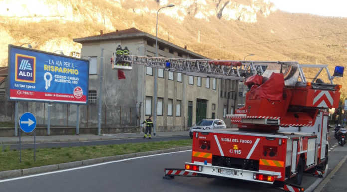 Cartellone pubblicitario pericolante in Corso Carlo Alberto, lo rimuovono i VVF