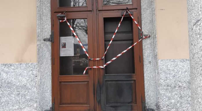 Vandali ad Acquate: rompono un vetro e danno fuoco al portone della chiesa