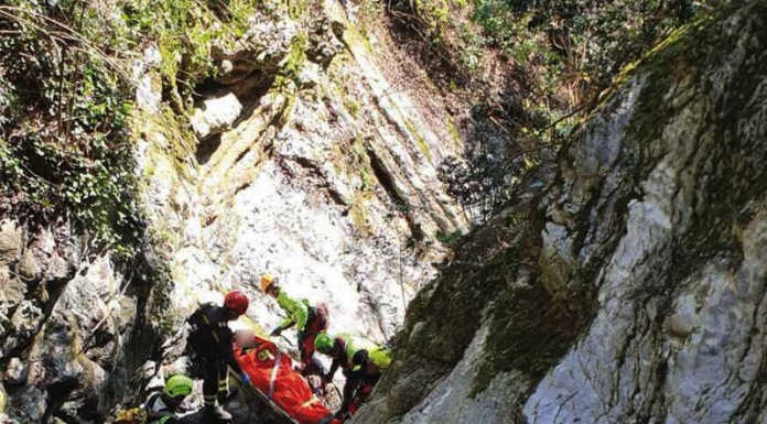 Brunate, esce per una passeggiata col cane ma scivola e cade per 50 metri. Soccorso