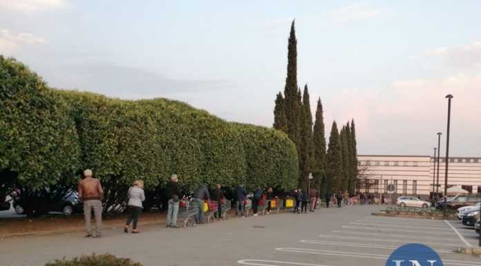 La ‘coda’ per fare la spesa arriva fino in strada, succede a Cernusco