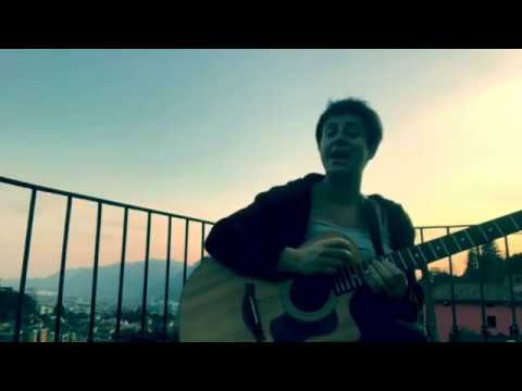 VIDEO – Aprite le finestre e suonate: un flash mob sonoro per ‘rompere’ l’isolamento