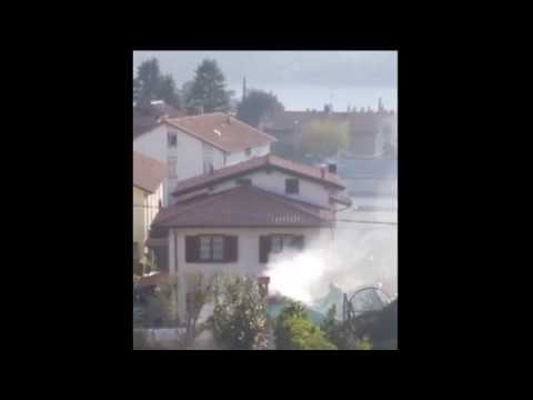 VIDEO – Brucia un capanno tra le case a Mandello, pompieri al lavoro