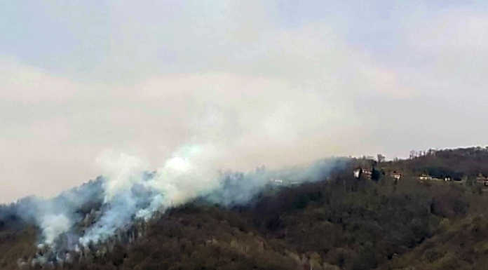 A fuoco il bosco tra Colle Brianza e Santa Maria Hoè, antincendio e pompieri al lavoro