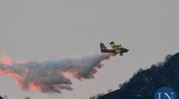 Grosso incendio sul Monte Barro, in azione elicottero e canadair
