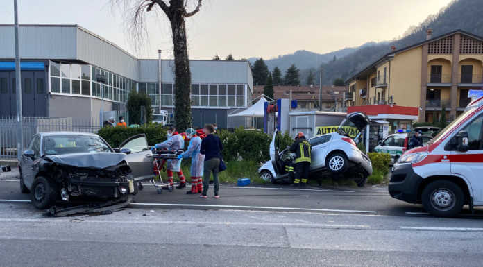 Schianto frontale a Olginate: auto nel fossato. Due feriti