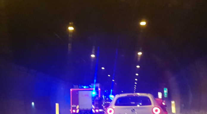 SS36, ribaltamento nel tunnel del Barro, un ferito lieve e code