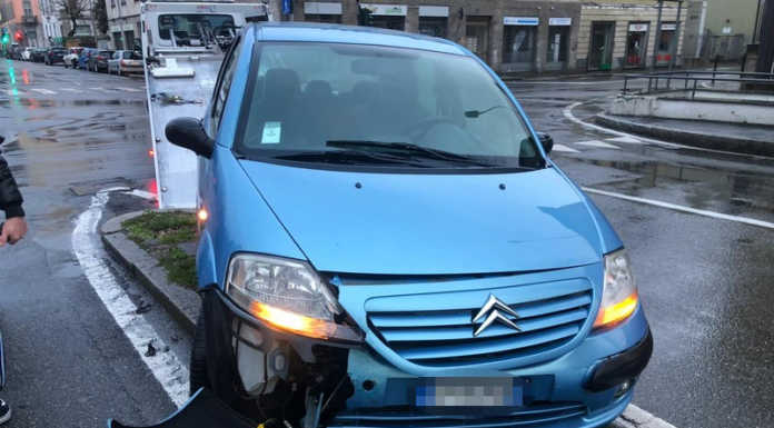 Lecco. Incidente in viale Costituzione, auto abbatte un semaforo