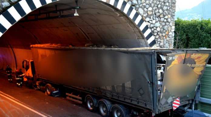 Nuova Lecco Ballabio: camion si schianta contro il guardrail