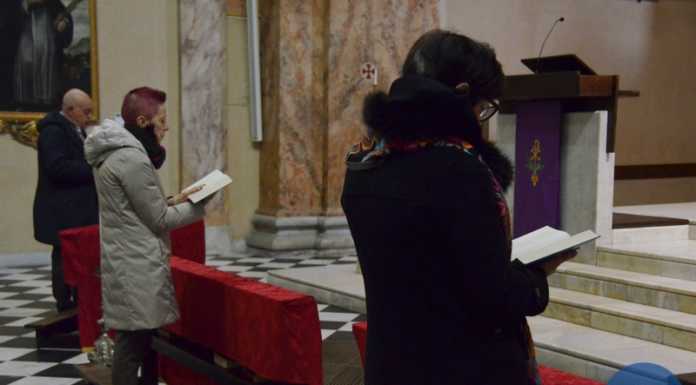 Chiesa. Dopo la lettura dei salmi, alle 19 fedeli uniti nella preghiera