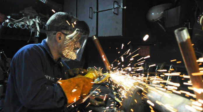 Confusione e timori tra le imprese, “prima la salute” ma le ricadute spaventano lavoro aziende saldatore