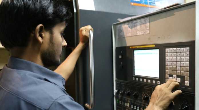 Aziende aperte, possibili ‘tagli’ all’elenco. Intanto lo sciopero fa il pieno lavoro macchina controllo numerico