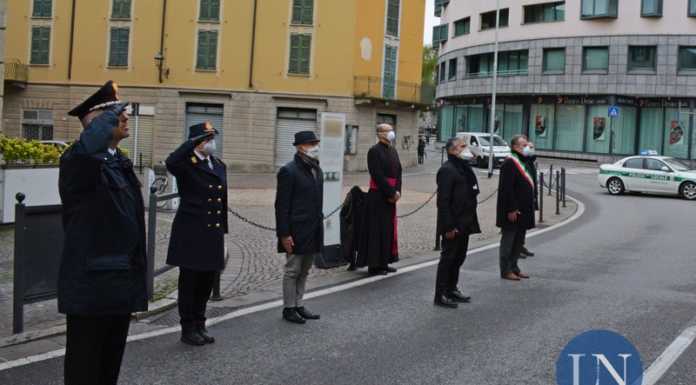 Un minuto di silenzio davanti ai municipi, lutto per le vittime del Coronavirus (LE FOTO DAI COMUNI)