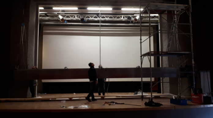 Mandello, montato il nuovo ‘schermo’ del cine-teatro De André