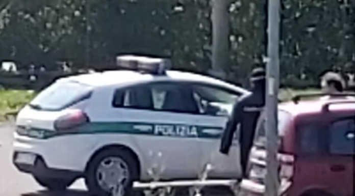 Nibionno. Tensione al posto di blocco, spintona un agente e fugge