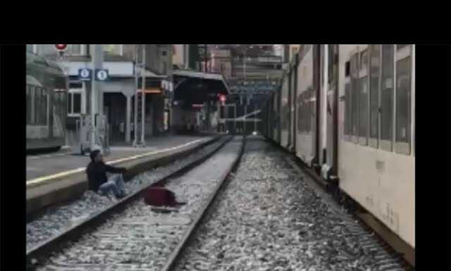VIDEO – Ubriaco sui binari della stazione di Lecco, tira sassi a un treno