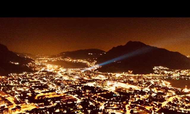 I pompieri illuminano il cielo: luci di solidarietà per il flash mob anti-virus