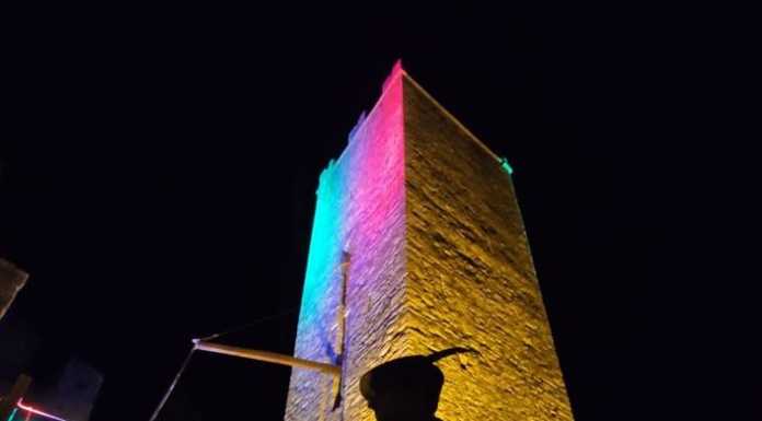 Il tricolore sul Castello di Vezio mentre la musica risuona nella notte di Pasqua