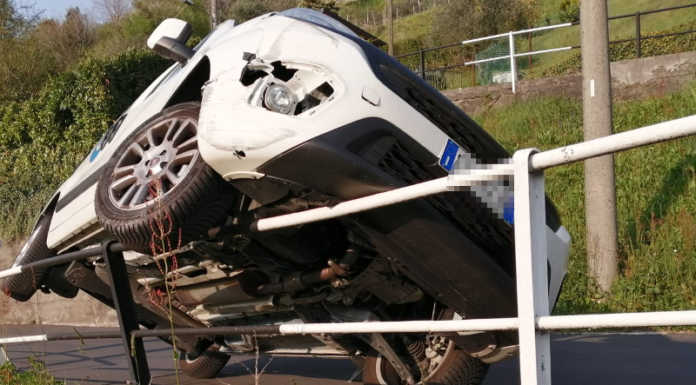 Abbadia. Perde il controllo e “parcheggia” sul guard rail