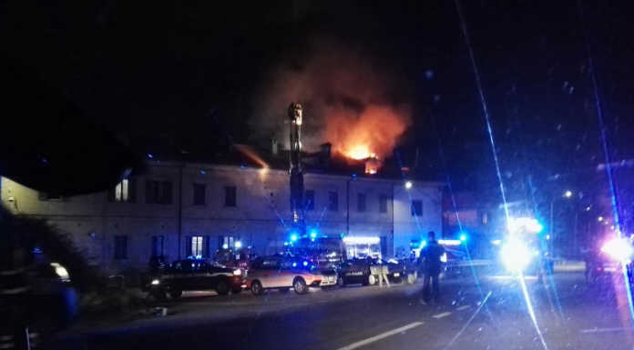 Incendio nella notte a Cascina Camperia: evacuati i residenti