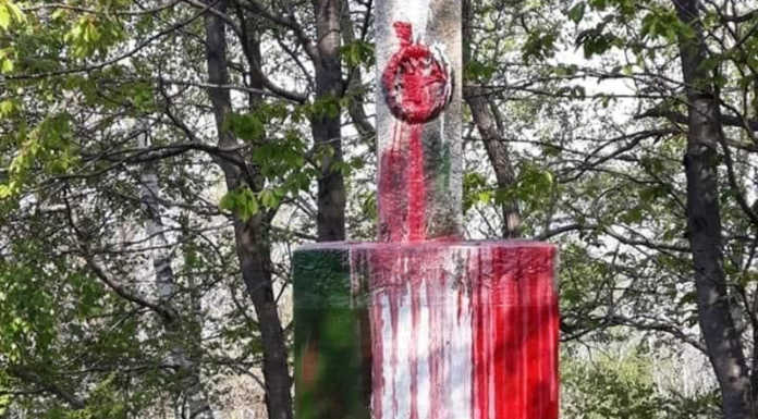 Vendrogno. Alla vigilia del 25 Aprile imbrattato il monumento ai caduti di San Grato
