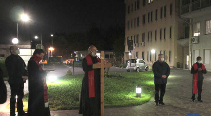 Merate, via Crucis silenziosa con arrivo in ospedale: “Ricordiamo le persone morte per il virus”