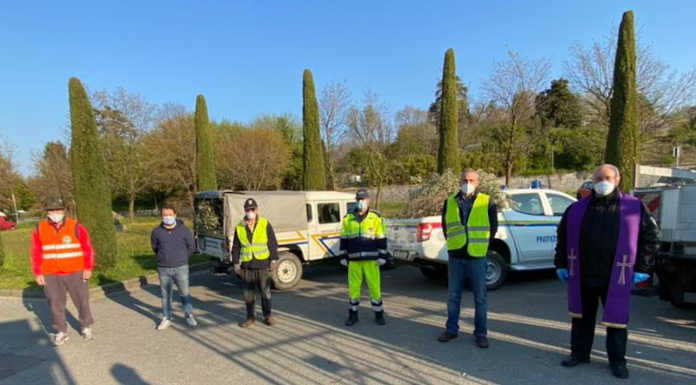 Merate, un ramo di ulivo benedetto sulle tombe al cimitero