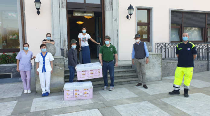 Merate, gli alpini regalano le colombe agli ospiti delle Rsa e ai pompieri