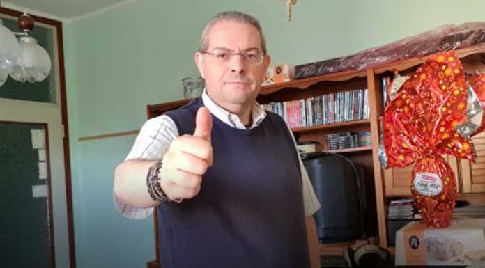 Merate, gli auguri di Pasqua del sacrestano con le note di “Rinascerò, rinascerai”