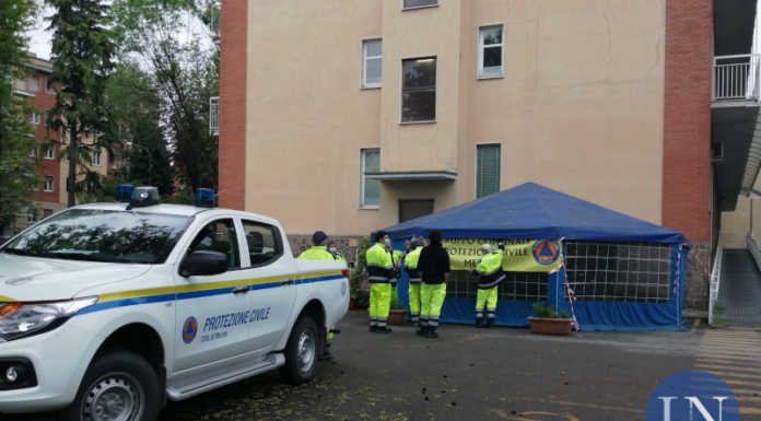 Merate, installato il tendone della Protezione civile al Frisia: servirà per i tamponi