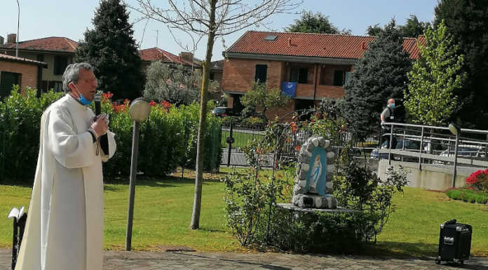 Olgiate, la preghiera del parroco don Carlo alla Casa Famiglia: “Un conforto in giorni di ansia”