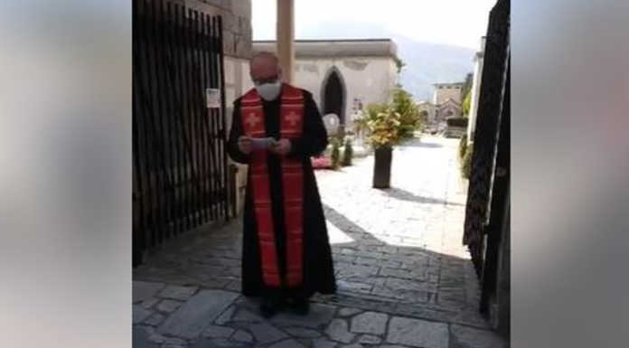 Vercurago. Al cimitero la benedizione di don Andrea a tutti i defunti (VIDEO)