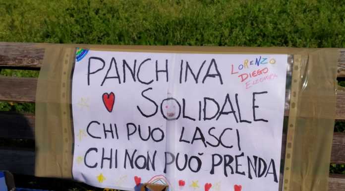 A Foppenico spunta la “panchina solidale”: “Chi può lasci, chi non può prenda”