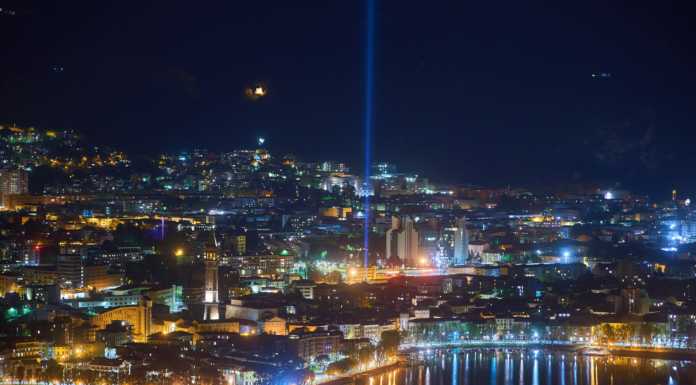 Un fascio di luce e speranza nel cielo di Lecco per augurare Buona Pasqua