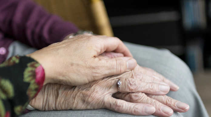 Aumenti rette RSA, i 5 Stelle contro la Regione e segnalano i rincari a Mandello Anziani mani generica