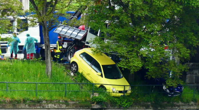 Camion fa ‘strike’, tre auto parcheggiate rischiano di finire nel lago