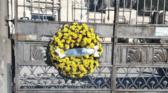 Lecco. Una corona di fiori sul cancello dei cimiteri per ricordare i defunti
