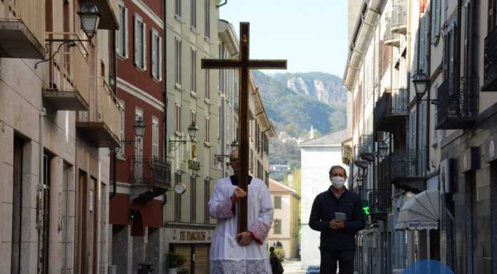 Venerdì Santo in quarantena, il prevosto porta la croce tra le case dei lecchesi