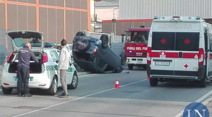 Lecco, auto ribaltata in via Ponte Alimasco: illeso il conducente