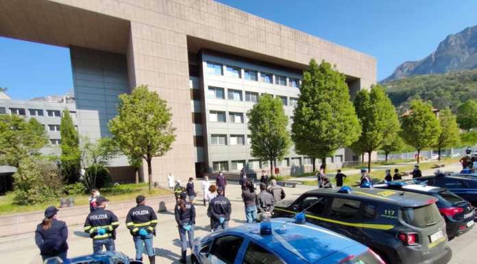 In ospedale, l’omaggio delle forze dell’ordine ai medici e agli infermieri