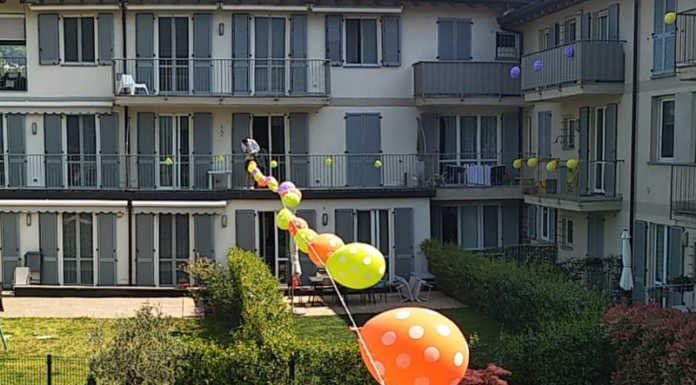 Vercurago. Condominio vestito a festa per i 50 anni di Stefania