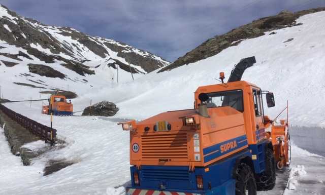 Passo dello Spluga, al via i lavori per sgomberare la neve. Riapre il 22 aprile