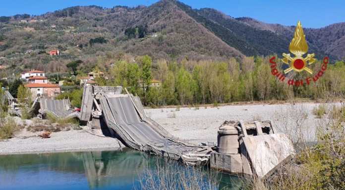 Crolla un ponte tra Liguria e Toscana, un disastro ma evitato l’ennesimo dramma