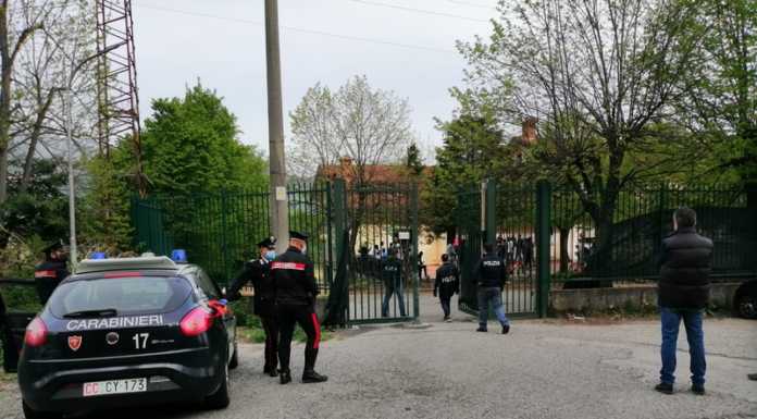 Caso di Coronavirus al centro di accoglienza, la protesta dei migranti: “Vogliamo mascherine”