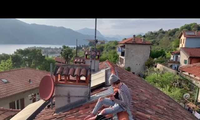 Abbadia, in questi giorni difficili dai tetti di Linzanico risuona l’Inno d’Italia