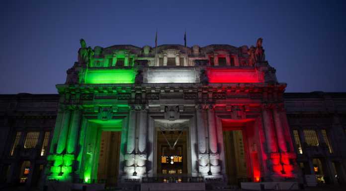 Milano, la stazione Centrale illuminata dal Tricolore (Foto e video)