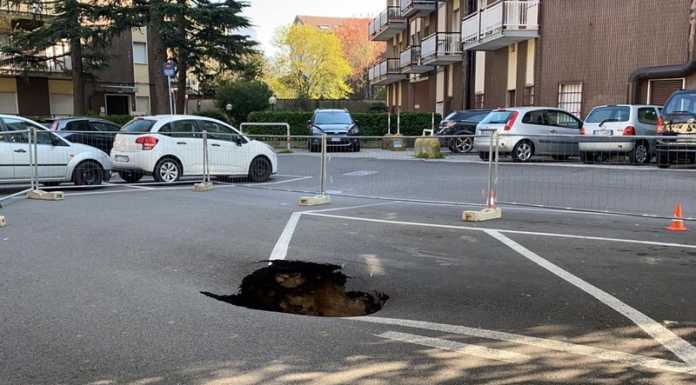 Lecco. Cede l’asfalto, voragine nel parcheggio di via Carlo Porta
