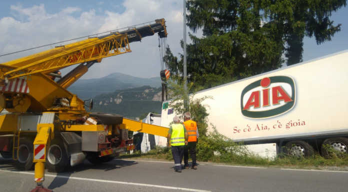 Airuno, camion nella scarpata: provinciale chiusa per le operazioni di recupero