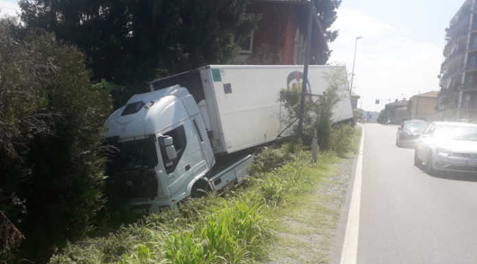 Airuno, camion esce di strada lungo la Provinciale: soccorso l’autista